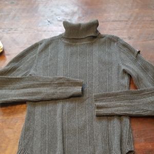 Gray ribbed turtle neck